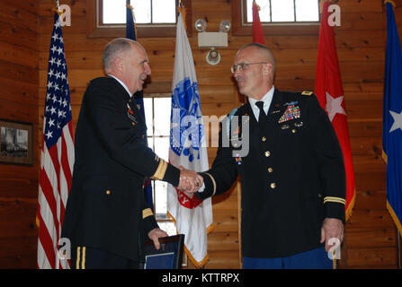 WEST POINT--Col Geoff Slack, commandant de la 27ème Infantry Brigade Combat Team, présente un cadeau de retraite pour le Brigadier général Paul Genereux au cours de Brig. La cérémonie de la retraite du général Genereux ici le Samedi, 14 janvier. Banque D'Images