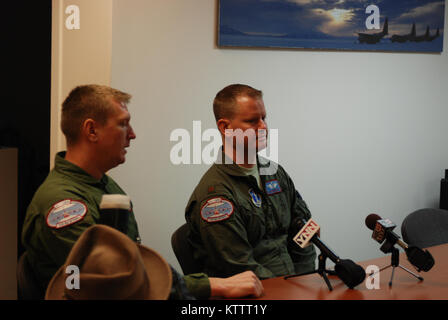 STRATTON Air National Guard Base, Nouvelle-Écosse, NY--Tech. Le Sgt. Randy Powell, arrimeur et le major pilote Josh Neilson a rencontré des journalistes pour discuter de leur participation à une évacuation médicale ici, le 20 janvier 2011. La missiom a eu lieu dans l'Antarctique le Jan 13. Photo par le Sgt. Corine Lombardo, le QGFI-NY Affaires Publiques Banque D'Images