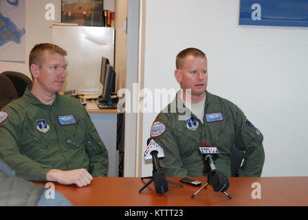 STRATTON Air National Guard Base, Nouvelle-Écosse, NY--Tech. Le Sgt. Randy Powell, arrimeur et le major pilote Josh Neilson a rencontré des journalistes pour discuter de leur participation à une évacuation médicale ici, le 20 janvier 2011. La missiom a eu lieu dans l'Antarctique le Jan 13. Photo par le Sgt. Corine Lombardo, le QGFI-NY Affaires Publiques Banque D'Images