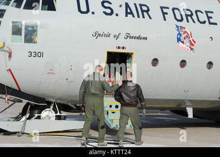 STRATTON Air National Guard Base, Nouvelle-Écosse, NY--Tech. Le Sgt. Randy Powell, arrimeur et le major pilote Josh Neilson à pied à leur LC-130 Hercules "Ski-Bird" ici, le 20 janvier 2011. Les deux ont rencontré des journalistes pour discuter de leur participation à l'évacuation sanitaire le Jan 13. Photo par le Sgt. Corine Lombardo, le QGFI-NY Affaires Publiques Banque D'Images