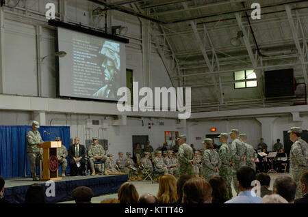 HANCOCK FIELD Air National Guard Base Syracuse--Des soldats d'infanterie 27e Compagnie de commandement Brigade Combat Team, le 27e Bataillon des troupes spéciales et le 427e Bataillon de soutien de Brigade stand en formation au cours de cérémonies tenues ici dimanche, le 29 janvier pour marquer leur mobilisation. Les soldats seront déployés à Camp Shelby le Mississippi pour la mobilisation et l'après-deployent à Koweït et d'autres endroits. Banque D'Images