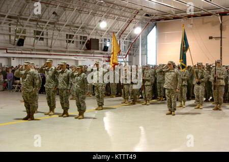 HANCOCK FIELD Air National Guard Base Syracuse--Des soldats d'infanterie 27e Compagnie de commandement Brigade Combat Team, le 27e Bataillon des troupes spéciales et le 427e Bataillon de soutien de Brigade stand en formation au cours de cérémonies tenues ici dimanche, le 29 janvier pour marquer leur mobilisation. Les soldats seront déployés à Camp Shelby le Mississippi pour la mobilisation et l'après-deployent à Koweït et d'autres endroits. Banque D'Images