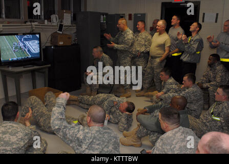 CAMP SHELBY, MS -- Les soldats de la Garde Nationale de New York's 27th Infantry Brigade Combat Team, qui est au Camp Shelby se préparent au déploiement outre-mer, a pris le temps de regarder le 5 février Super Bowl XLVI et racine pour les Giants de New York. Des soldats de la brigade bataillon des troupes spéciales, ci-dessus, bravo pour les géants près de la fin de la première moitié. Les unités du bataillon sont basés à Buffalo, Rochester, N.Y., Syracuse et Lockport (Photos par le Sgt. Première Classe Raymond Drumsta IBCT, 27e) d'affaires publiques Banque D'Images