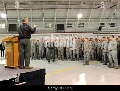 U.s. Air Force mgén Mike en otage, de l'Air Combat Command (ACC) Commandant, répond à une question posée par le s.. Jason Hanavan dans le champ principal Hanger à Hancock à Syracuse, NY Le 9 février 2012. La période de questions et réponses a été l'événement de clôture de la visite par le commandant de l'ACC qui a parlé de la pertinence de la MQ-9 Reaper aéronef téléguidé mission à Hancock. Tout le personnel de la base ont été invités et encouragés par le général en otage pour lui poser des questions ouvertement. (U.S. Air Force photo de Tech. Le Sgt. Jeremy M. Call/libérés) Banque D'Images