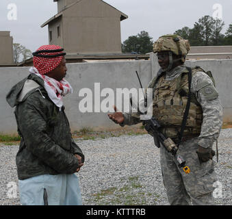 Le Sgt. Tony Shelton (à droite) parle avec un rôle de premier plan dans un village fictif sur le terrain lors d'un exercice de formation ici le 9 mars. Taylor appartient au 2ème Bataillon du 108ème d'infanterie, 27e Brigade d'Infanterie Brigade Combat Team, et les soldats sont ici se préparent au déploiement outre-mer. Les soldats comme Shelton appris à recueillir de l'information en faisant des conversations amicales avec les civils, et l'exercice à l'épreuve la capacité du bataillon d'accomplir sa mission en Afghanistan. (Photo par le Sgt. 1re classe Raymond Drumsta) Banque D'Images