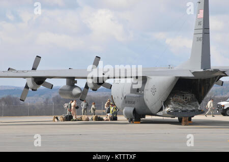 STRATTON ANGB Nouvelle-écosse NEW YORK, les membres de la 109e Escadre de transport aérien, New York Air National Guard personnel charge sur un avion Hercules C-130 le 9 mars 2012 à la base de la Garde nationale aérienne de Stratton, Nouvelle-Écosse, New York. Le 109e va déployer environ 30 membres pour appuyer l'Opération LIBERTÉ EDURING. Les membres du 109e sera déployée à partir de 60 jusqu'à 179 jours. Banque D'Images