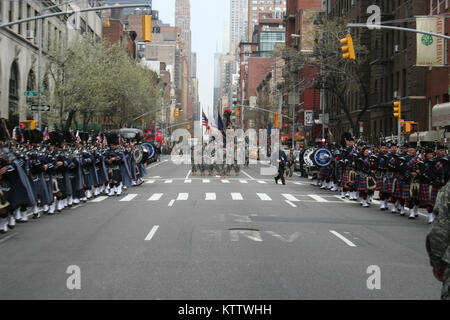 NEW YORK - Des soldats de l'Armée de New York du 1er Bataillon de la Garde nationale, 69e mars Infanterie Lexington Avenue vers le bas dans l'ombre de l'immeuble Chrysler qu'ils retournent à leur état armory. Le bataillon, célèbre en tant que "la lutte contre le 69ème" de la guerre civile, la première et la DEUXIÈME GUERRE MONDIALE, a conduit la ville de New York le jour de la Saint Patrick parade pour plus de 160 ans. Photo de l'Armée américaine par le Lieutenant-colonel Richard Goldenberg, QG de la Force conjointe, la Garde Nationale de New York. Banque D'Images