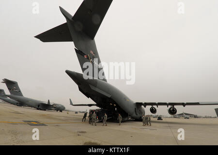 STEWART ANGB Newburgh, New York --105e Airlift Wing arrimeurs, port de l'antenne et du personnel de la Garde Nationale de New York 2e soutien civil le personnel de l'équipe s'entraînent ensemble au sur-chargement et déchargement des véhicules à bord d'un paquet de réponse C-17 Globemaster III, 21 mars, 2012. (Photo de la Garde nationale par Tech. Le Sgt. Michael OHalloran) (Sortie) Banque D'Images