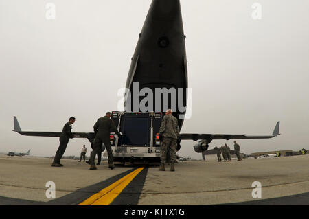 STEWART ANGB Newburgh, New York --105e Airlift Wing arrimeurs, port de l'antenne et du personnel de la Garde Nationale de New York 2e de l'aide aux civils, membres du personnel de l'équipe s'entraînent ensemble au sur-chargement et déchargement des véhicules à bord d'un paquet de réponse C-17 Globemaster III, 21 mars, 2012. (Photo de la Garde nationale par Tech. Le Sgt. Michael OHalloran) (Sortie) Banque D'Images