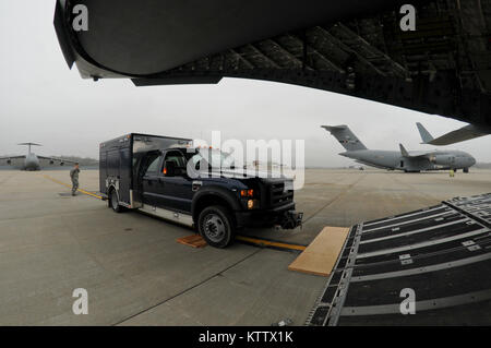 STEWART ANGB Newburgh, New York --105e Airlift Wing arrimeurs, port de l'antenne et du personnel de la Garde Nationale de New York 2e de l'aide aux civils, membres du personnel de l'équipe s'entraînent ensemble au sur-chargement et déchargement des véhicules à bord d'un paquet de réponse C-17 Globemaster III, 21 mars, 2012. (Photo de la Garde nationale par Tech. Le Sgt. Michael OHalloran) (Sortie) Banque D'Images