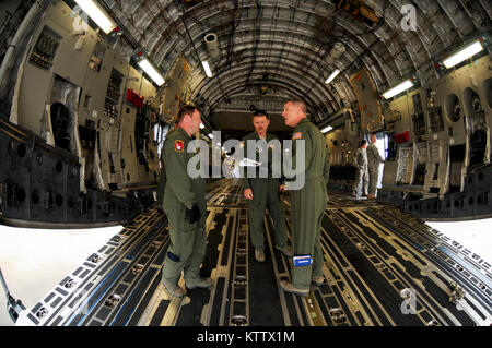 STEWART ANGB NEWBURGH (NEW YORK) -- 105e Airlift Wing arrimeurs discuter des procédures de chargement de marchandises pendant une session de formation avec le personnel du port de l'antenne et te garde Nationale de New York 2e les membres de l'équipe de support civile comme ils s'entraînent ensemble au sur-chargement et déchargement des véhicules paquet de réponse. (Photo de la Garde nationale par Tech. Le Sgt. Michael OHalloran) (Sortie) Banque D'Images