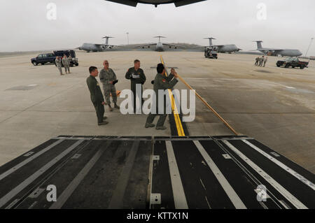 STEWART ANGB NEWBURGH (NEW YORK) -- 105e Airlift Wing arrimeurs, port de l'antenne et membres de la Garde Nationale de New York 2e équipe de soutien civil chargement pratique leurs véhicules paquet réponse à bord d'un C-17 Globemaster III, la Garde nationale (photo de Tech. Le Sgt. Michael OHalloran) (Sortie) Banque D'Images