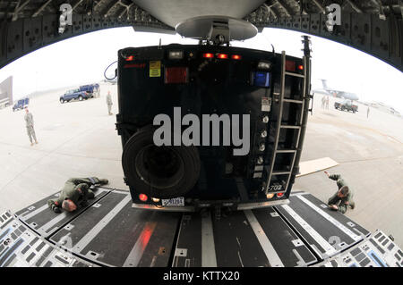 STEWART ANGB NEWBURGH (NEW YORK) -- 105e Airlift Wing arrimeurs, port de l'antenne et membres de la Garde Nationale de New York Guard 2e équipe de soutien civil chargement pratique leurs véhicules paquet réponse à bord d'un C-17 Globemaster III, 21 mars, 2012. (Photo de la Garde nationale par Tech. Le Sgt. Michael OHalloran) (Sortie) Banque D'Images