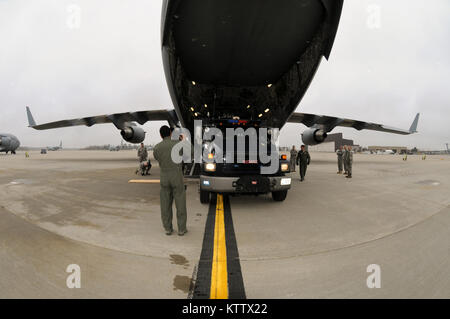 STEWART ANGB NEWBURGH (NEW YORK) -- 105e Airlift Wing arrimeurs, port de l'antenne et membres de la Garde Nationale de New York 2e équipe de soutien civil chargement pratique leurs véhicules paquet réponse à bord d'un C-17 Globemaster III, 21 mars, 2012. (Photo de la Garde nationale par Tech. Le Sgt. Michael OHalloran) (Sortie) Banque D'Images