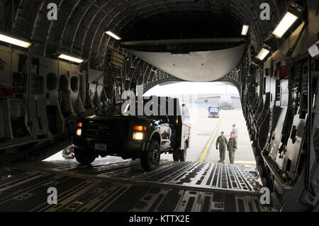 STEWART ANGB NEWBURGH (NEW YORK) -- dur sur les opérations en tant que 105e Airlift Wing arrimeurs, port de l'antenne ainsi que des membres du personnel de la Garde Nationale de New York 2e équipe de soutien civil chargement pratique leurs véhicules paquet réponse à bord d'un C-17 Globemaster III, Mar.21, 2012. (Photo de la Garde nationale par Tech. Le Sgt. Michael OHalloran) (Sortie) Banque D'Images