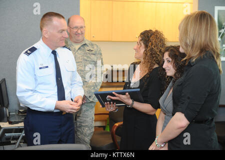 WESTHAMPTON BEACH, NY - Col Thomas Owens et commande le Chef Edward Reiter fournir aux employés de Toni's Coiffure pour un certificat d'appréciation au cours d'une visite à FS Gabreski ANG le 26 mars 2012. (USAF / Senior Airman Christopher S Muncy / relâché) Banque D'Images