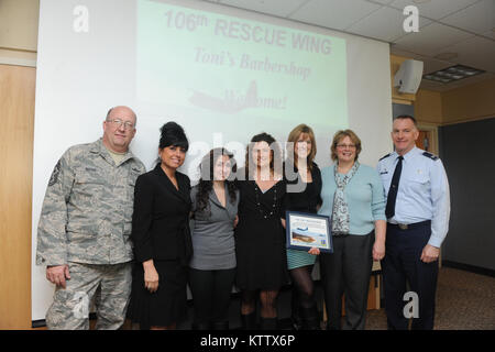 WESTHAMPTON BEACH, NY - Col Thomas Owens et commande le Chef Edward Reiter fournir aux employés de Toni's Coiffure pour un certificat d'appréciation au cours d'une visite à FS Gabreski ANG le 26 mars 2012. (USAF / Senior Airman Christopher S Muncy / relâché) Banque D'Images