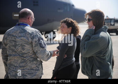 WESTHAMPTON BEACH, NY - Commande du Chef Edward Reiter, marche le employés de Toni's Barbershop autour d'un HC-130 lors d'une visite à FS Gabreski ANG le 26 mars 2012. (USAF / Senior Airman Christopher S Muncy / relâché) Banque D'Images