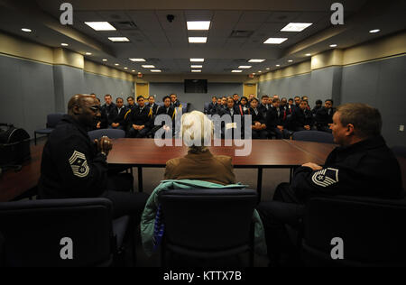 WESTHAMPTON BEACH, NY - Eleanor C Faust, un Womens Air Force Pilote de service (WASP) des visites de la 106e Escadre de sauvetage à F.S. Gabreski (ANG) le 10 avril 2012. (U.S. Photo de l'Armée de l'air par le sergent. Eric Miller/libérés) Banque D'Images