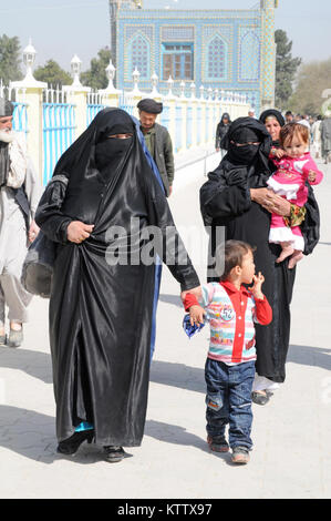 Deux femmes afghanes à pied avec leurs enfants à la mosquée bleue de Mazar-e-Sharif, Bahlk Province, Afghanistan, 3 avril 2012. 37e (IBCT photo par le Sgt. Kimberly Agneau) (Sortie) Banque D'Images