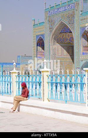 Un homme est assis à l'extérieur de la mosquée bleue de Mazar-e-Sharif, Bahlk Province, Afghanistan, 3 avril 2012. 37e (IBCT photo par le Sgt. Kimberly Agneau) (Sortie) Banque D'Images