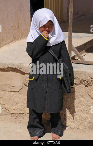 Une jeune fille afghane est à l'extérieur de l'école Aliabad près de Mazar-e-Sharif, dans la province de Balkh, en Afghanistan, le 3 avril 2012. Une nouvelle école est en cours de construction pour les étudiants comme l'un de la 37e Brigade d'infanterie, commandant de l'équipe de combat de projets du programme de secours d'urgence. La 37e IBCT est déployé en Afghanistan dans le cadre de l'opération Enduring Freedom. 37e (IBCT photo par le Sgt. Kimberly Agneau) (Sortie) Banque D'Images