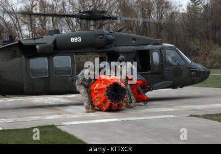 TROY, N.Y. -- Aviators de Army Aviation Flight Facility 3 basé à Latham a passé la matinée du 10 avril de l'eau formation godet le long de la rivière Hudson entre Menands et Troy dans l'état de godet à l'eau formation est obligatoire pour chacune des trois installations de vol, basé à New York. Chaque établissement utilise un godet-Bambi c'est déployée sur le sol près d'une source d'eau avant d'être immergé et peut contenir environ 660 gallons d'eau.(Photo par le Sgt. 1re classe Steven Petibone, New York Army National Guard) Banque D'Images