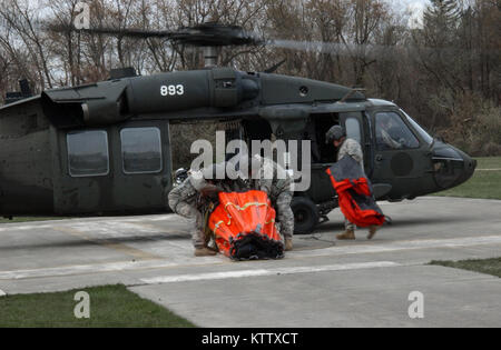 TROY, N.Y. -- Aviators de Army Aviation Flight Facility 3 basé à Latham a passé la matinée du 10 avril de l'eau formation godet le long de la rivière Hudson entre Menands et Troy dans l'état de godet à l'eau formation est obligatoire pour chacune des trois installations de vol, basé à New York. Chaque établissement utilise un godet-Bambi c'est déployée sur le sol près d'une source d'eau avant d'être immergé et peut contenir environ 660 gallons d'eau.(Photo par le Sgt. 1re classe Steven Petibone, New York Army National Guard) Banque D'Images