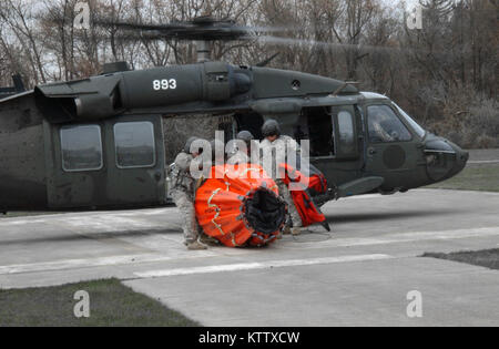 TROY, N.Y. -- Aviators de Army Aviation Flight Facility 3 basé à Latham a passé la matinée du 10 avril de l'eau formation godet le long de la rivière Hudson entre Menands et Troy dans l'état de godet à l'eau formation est obligatoire pour chacune des trois installations de vol, basé à New York. Chaque établissement utilise un godet-Bambi c'est déployée sur le sol près d'une source d'eau avant d'être immergé et peut contenir environ 660 gallons d'eau.(Photo par le Sgt. 1re classe Steven Petibone, New York Army National Guard) Banque D'Images