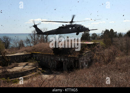 PLUM ISLAND, NY - Cavaliers de sauveteurs-parachutistes, le sauvetage de combat de l'air Officiers et membres d'équipage de conduite de la 106e Escadre de sauvetage formation des blessés à Plum Island Centre des maladies des animaux le 13 avril 2012. (USAF / Senior Airman Christopher S. Muncy / relâché) Banque D'Images