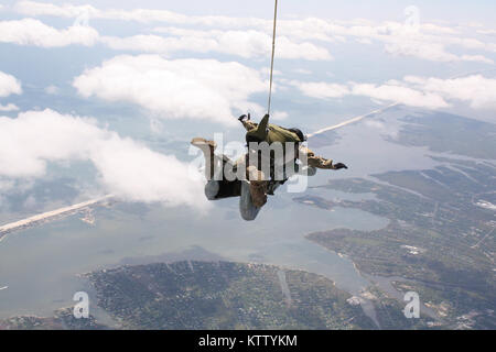 WESTHAMPTON BEACH, NY - Master Chef commande ANG Le sergent Christopher Muncy prend part à une session de formation saut en tandem avec le sergent-chef Thomas Houghton sur FS Gabreski ANG. (USAF / MSgt Shawn Studer / relâché) Banque D'Images