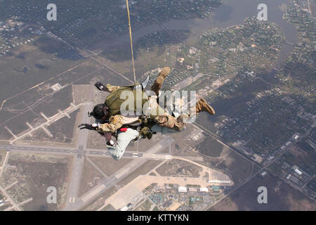 WESTHAMPTON BEACH, NY - Master Chef commande ANG Le sergent Christopher Muncy prend part à une session de formation saut en tandem avec le sergent-chef Thomas Houghton sur FS Gabreski ANG. (USAF / MSgt Shawn Studer / relâché) Banque D'Images