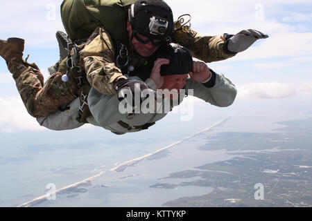 WESTHAMPTON BEACH, NY - Master Chef commande ANG Le sergent Christopher Muncy prend part à une session de formation saut en tandem avec le sergent-chef Thomas Houghton sur FS Gabreski ANG. (USAF / MSgt Shawn Studer / relâché) Banque D'Images