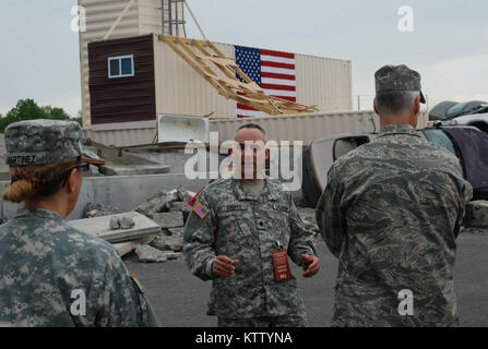 La PROTECTION CIVILE DE L'ÉTAT DE NEW YORK, CENTRE DE FORMATION ORISKANY, N.Y. - New York Le Lieutenant-colonel de la Garde nationale Matthew Cooper, armes de destruction massive, chef de la direction donne un aperçu de la pile de gravats pour les membres de la Force de réaction de l'intérieure du groupe de contrôle de l'exercice ici le 14 mai. La Force de réaction de l'intérieure de la Garde nationale pour la région de la FEMA II déploie ici aujourd'hui et permettra de valider sa capacité à réagir en cas d'incident chimique, biologique, radiologique ou nucléaire à l'aide de ce tas de décombres qu'un site de formation plus tard cette semaine. Plus de 700 membres de la force permettra de former à l'Oriskany site ou au New York Banque D'Images