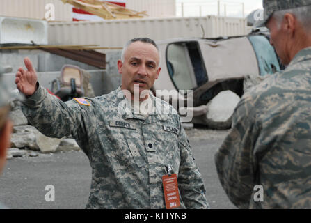 La PROTECTION CIVILE DE L'ÉTAT DE NEW YORK, CENTRE DE FORMATION ORISKANY, N.Y. - New York Le Lieutenant-colonel de la Garde nationale Matthew Cooper, armes de destruction massive, chef de la direction donne un aperçu de la pile de gravats pour les membres de la Force de réaction de l'intérieure du groupe de contrôle de l'exercice ici le 14 mai. La Force de réaction de l'intérieure de la Garde nationale pour la région de la FEMA II déploie ici aujourd'hui et permettra de valider sa capacité à réagir en cas d'incident chimique, biologique, radiologique ou nucléaire à l'aide de ce tas de décombres qu'un site de formation plus tard cette semaine. Plus de 700 membres de la force permettra de former à l'Oriskany site ou au New York Banque D'Images