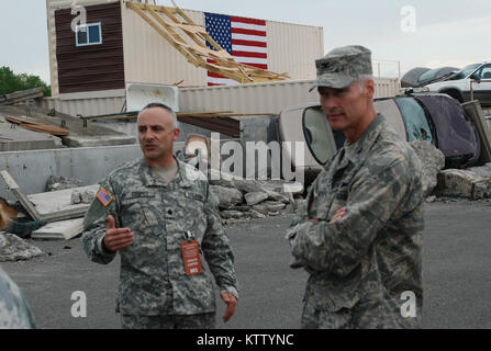 La PROTECTION CIVILE DE L'ÉTAT DE NEW YORK, CENTRE DE FORMATION ORISKANY, N.Y. - New York Le Lieutenant-colonel de la Garde nationale Matthew Cooper, armes de destruction massive, chef de la direction donne un aperçu de la pile de gravats pour les membres de la Force de réaction de l'intérieure du groupe de contrôle de l'exercice ici le 14 mai. La Force de réaction de l'intérieure de la Garde nationale pour la région de la FEMA II déploie ici aujourd'hui et permettra de valider sa capacité à réagir en cas d'incident chimique, biologique, radiologique ou nucléaire à l'aide de ce tas de décombres qu'un site de formation plus tard cette semaine. Plus de 700 membres de la force permettra de former à l'Oriskany site ou au New York Banque D'Images