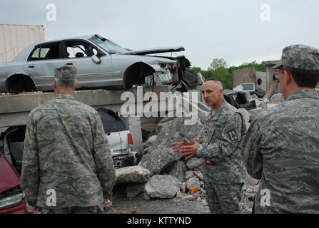 La PROTECTION CIVILE DE L'ÉTAT DE NEW YORK, CENTRE DE FORMATION ORISKANY, N.Y. - New York Le Lieutenant-colonel de la Garde nationale Matthew Cooper, armes de destruction massive, chef de la direction donne un aperçu de la pile de gravats pour les membres de la Force de réaction de l'intérieure du groupe de contrôle de l'exercice ici le 14 mai. La Force de réaction de l'intérieure de la Garde nationale pour la région de la FEMA II déploie ici aujourd'hui et permettra de valider sa capacité à réagir en cas d'incident chimique, biologique, radiologique ou nucléaire à l'aide de ce tas de décombres qu'un site de formation plus tard cette semaine. Plus de 700 membres de la force permettra de former à l'Oriskany site ou au New York Banque D'Images