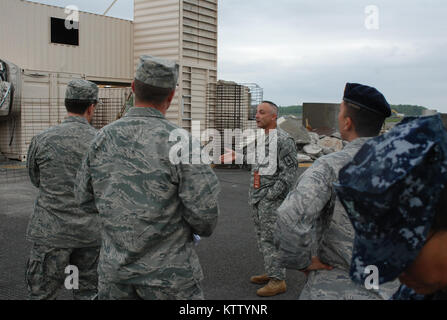 La PROTECTION CIVILE DE L'ÉTAT DE NEW YORK, CENTRE DE FORMATION ORISKANY, N.Y. - New York Le Lieutenant-colonel de la Garde nationale Matthew Cooper, armes de destruction massive, chef de la direction donne un aperçu de la pile de gravats pour les membres de la Force de réaction de l'intérieure du groupe de contrôle de l'exercice ici le 14 mai. La Force de réaction de l'intérieure de la Garde nationale pour la région de la FEMA II déploie ici aujourd'hui et permettra de valider sa capacité à réagir en cas d'incident chimique, biologique, radiologique ou nucléaire à l'aide de ce tas de décombres qu'un site de formation plus tard cette semaine. Plus de 700 membres de la force permettra de former à l'Oriskany site ou au New York Banque D'Images