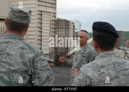 La PROTECTION CIVILE DE L'ÉTAT DE NEW YORK, CENTRE DE FORMATION ORISKANY, N.Y. - New York Le Lieutenant-colonel de la Garde nationale Matthew Cooper, armes de destruction massive, chef de la direction donne un aperçu de la pile de gravats pour les membres de la Force de réaction de l'intérieure du groupe de contrôle de l'exercice ici le 14 mai. La Force de réaction de l'intérieure de la Garde nationale pour la région de la FEMA II déploie ici aujourd'hui et permettra de valider sa capacité à réagir en cas d'incident chimique, biologique, radiologique ou nucléaire à l'aide de ce tas de décombres qu'un site de formation plus tard cette semaine. Plus de 700 membres de la force permettra de former à l'Oriskany site ou au New York Banque D'Images