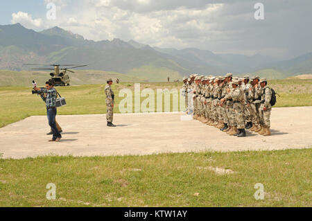 Les médias afghans et des soldats du 6e Kandak de la police frontalière afghane pour attendre l'arrivée d'afghane Brig. Le général Abdul Habib Sayed Khail, commandant de la zone 5ème PA, près de Khwahan, la province du Badakhshan, en Afghanistan, le 3 juin 2012. 37e (IBCT photo par le Sgt. Kimberly Agneau) (Sortie) Banque D'Images