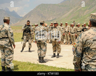 Un officier du 6e Kandak de la police des frontières afghanes et Afghans adresses salue le brigadier. Le général Abdul Habib Sayed Khail, commandant de la zone 5ème PA, près de Khwahan, la province du Badakhshan, en Afghanistan, le 3 juin 2012. 37e (IBCT photo par le Sgt. Kimberly Agneau) (Sortie) Banque D'Images