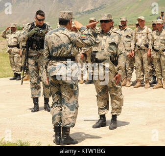 Un officier du 6e Kandak Police des frontières afghanes salue le brigadier. Le général Abdul Habib Sayed Khail, commandant de la 5ème zone, près de Khwahan, la province du Badakhshan, en Afghanistan, le 3 juin 2012. 37e (IBCT photo par le Sgt. Kimberly Agneau) (Sortie) Banque D'Images