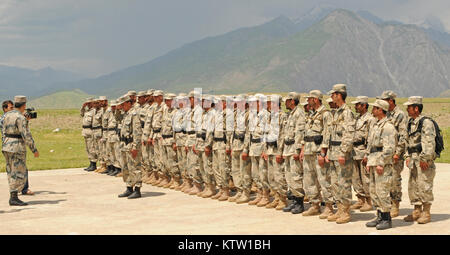 Brig afghane. Le général Abdul Habib Sayed Khail, commandant de la police des frontières de la Zone 5, les adresses 6e Kandak ABP soldats près de Khwahan, la province du Badakhshan, en Afghanistan, le 3 juin 2012. 37e (IBCT photo par le Sgt. Kimberly Agneau) (Sortie) Banque D'Images