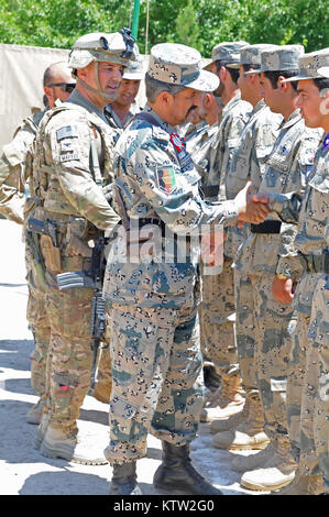 Le colonel de l'ARMÉE AMÉRICAINE Michael Maffei, senior advisor de combat pour la police des frontières de Zone 5ème force de sécurité de l'équipe de l'aide affectée à la 37e Brigade d'infanterie de l'équipe de combat et afghane Brig. Le général Abdul Habib Sayed Khail, commandant de la zone 5ème PA, serrer la main avec les militaires du 5e Kandak ABP sur une récente mission en Bahawuddin Khawajah, province de Badakhshan, Afghanistan, le 27 juin 2012. 37e (IBCT photo par le Sgt. Kimberly Agneau) (Sortie) Banque D'Images