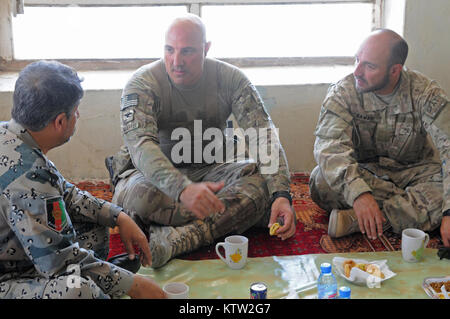 Le colonel de l'ARMÉE AMÉRICAINE Michael Maffei, senior advisor de combat de la police frontalière afghane Zone 5ème force de sécurité de l'équipe de l'aide affectée à la 37e Brigade d'infanterie, l'équipe de combat de l'Afghanistan parle à Brigue. Le général Abdul Habib Sayed Khail, commandant de la zone 5ème PA, lors d'une récente visite à la 5e Kandak ABP dans Bahawuddin Khawajah, province de Badakhshan, Afghanistan, le 27 juin 2012. 37e (IBCT photo par le Sgt. Kimberly Agneau) (Sortie) Banque D'Images