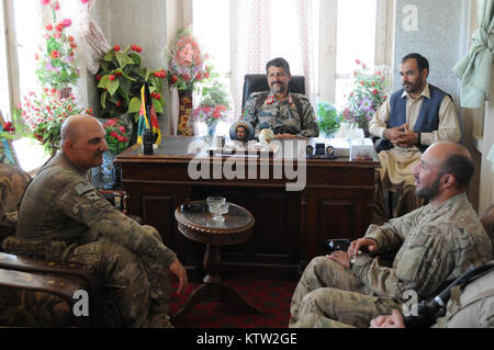 Le colonel de l'ARMÉE AMÉRICAINE Michael Maffei, senior advisor de combat de la police frontalière afghane Zone 5ème force de sécurité de l'équipe de l'aide affectée à la 37e Brigade d'infanterie, l'équipe de combat de l'Afghanistan parle à Brigue. Le général Abdul Habib Sayed Khail, commandant de la zone 5ème PA, lors d'une récente visite à la 5e Kandak ABP dans Bahawuddin Khawajah, province de Badakhshan, Afghanistan, le 27 juin 2012. 37e (IBCT photo par le Sgt. Kimberly Agneau) (Sortie) Banque D'Images