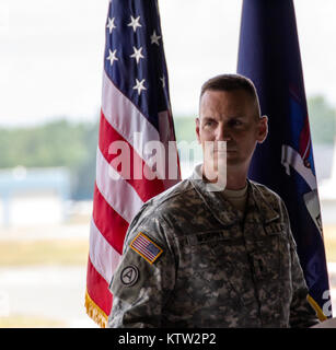 La Garde Nationale de New York a accueilli deux hélicoptères utilitaires légers UH-72 de la flotte des aéronefs à voilure tournante exploités par ses unités d'aviation de l'armée ici le 29 juin. Les nouveaux hélicoptères ont été achetés spécialement pour être utilisé dans des opérations nationales de l'aide de l'application de la loi ou de l'état au cours d'urgence. L'UH-72A Lakota est le nouvel hélicoptère à entrer en service avec l'armée américaine. Il s'agit d'une variante de l'Eurocopter EC-145 et est fabriqué à Columbus, Mississippi les Lakotas et utilitaire léger effectue une évacuation sanitaire (EVASAN) Missions pour l'armée et la garde nationale de l'armée (ARNG) dans les régions à l'extérieur Banque D'Images