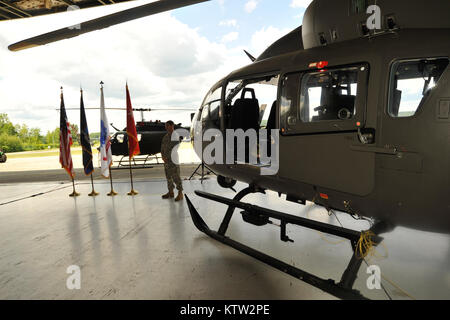 La Garde Nationale de New York a accueilli deux hélicoptères utilitaires légers UH-72 de la flotte des aéronefs à voilure tournante exploités par ses unités d'aviation de l'armée ici le 29 juin. Les nouveaux hélicoptères ont été achetés spécialement pour être utilisé dans des opérations nationales de l'aide de l'application de la loi ou de l'état au cours d'urgence. L'UH-72A Lakota est le nouvel hélicoptère à entrer en service avec l'armée américaine. Il s'agit d'une variante de l'Eurocopter EC-145 et est fabriqué à Columbus, Mississippi les Lakotas et utilitaire léger effectue une évacuation sanitaire (EVASAN) Missions pour l'armée et la garde nationale de l'armée (ARNG) dans les régions à l'extérieur Banque D'Images