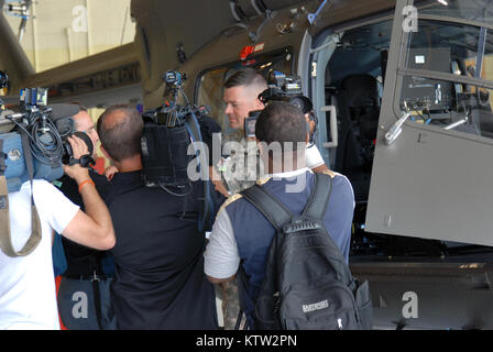 La Garde Nationale de New York a accueilli deux hélicoptères utilitaires légers UH-72 de la flotte des aéronefs à voilure tournante exploités par ses unités d'aviation de l'armée ici le 29 juin. Les nouveaux hélicoptères ont été achetés spécialement pour être utilisé dans des opérations nationales de l'aide de l'application de la loi ou de l'état au cours d'urgence. L'UH-72A Lakota est le nouvel hélicoptère à entrer en service avec l'armée américaine. Il s'agit d'une variante de l'Eurocopter EC-145 et est fabriqué à Columbus, Mississippi les Lakotas et utilitaire léger effectue une évacuation sanitaire (EVASAN) Missions pour l'armée et la garde nationale de l'armée (ARNG) dans les régions à l'extérieur Banque D'Images