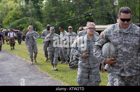 MARCY, NY-- Réserve de l'armée de soldats de la Compagnie A, affaires civiles, Bataillon 401st pour assembler de formation avant le début d'un exercice d'évacuation médicale effectués avec les services de pompiers volontaires et de l'entreprise F 1-169ème bataillon de l'aviation d'appui général de la Garde Nationale de New York le jeudi 12 juillet. Photo de Harley SPC Jelis, CABINE, NYARNG HHC 42e Banque D'Images